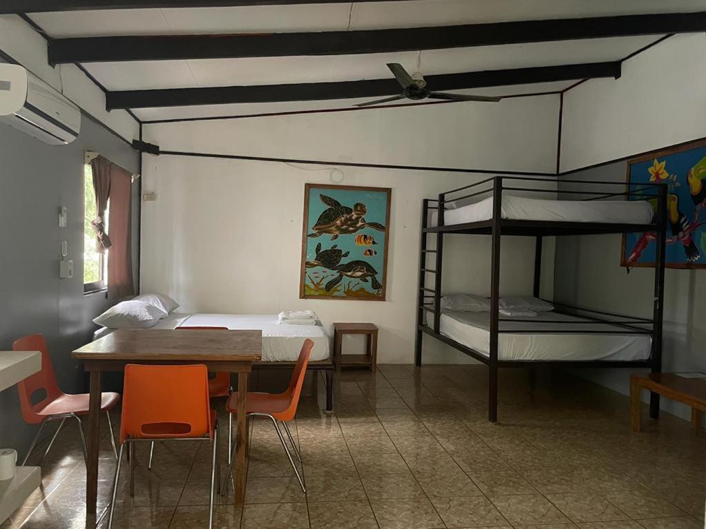 Be My Guest Cabinas Puerto Viejo de Talamanca Bagian luar foto
